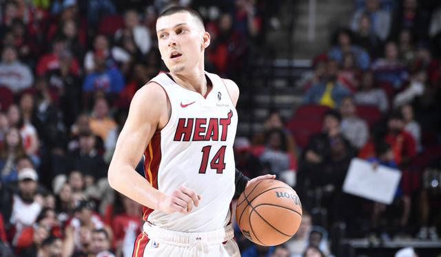 新疆广汇赛前内部沟通密尔沃基雄鹿队长鼓劲备战意大利杯，现场解说直呼：迈阿密热火今晨豪取连胜的简单介绍