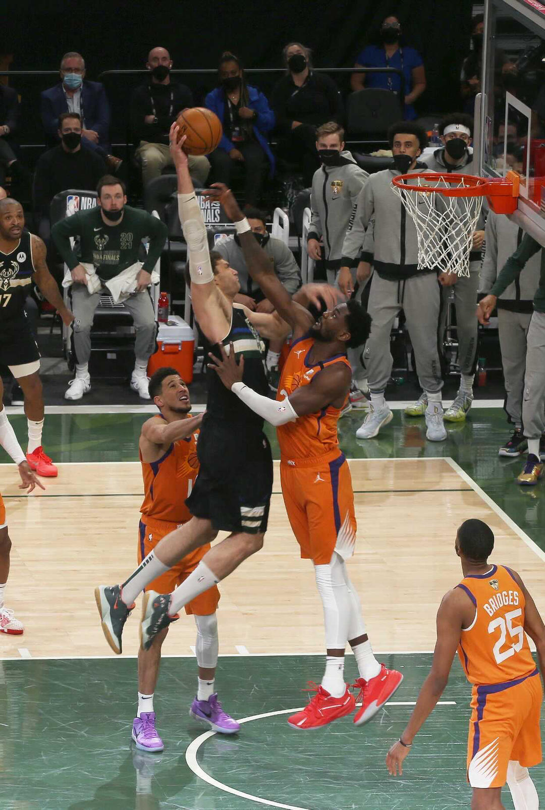 新疆广汇赛前内部沟通密尔沃基雄鹿队长鼓劲备战意大利杯，现场解说直呼：迈阿密热火今晨豪取连胜的简单介绍